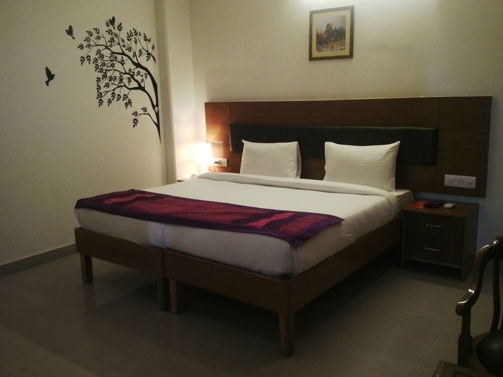 Red Carpet Hotels โนอิดา ภายนอก รูปภาพ