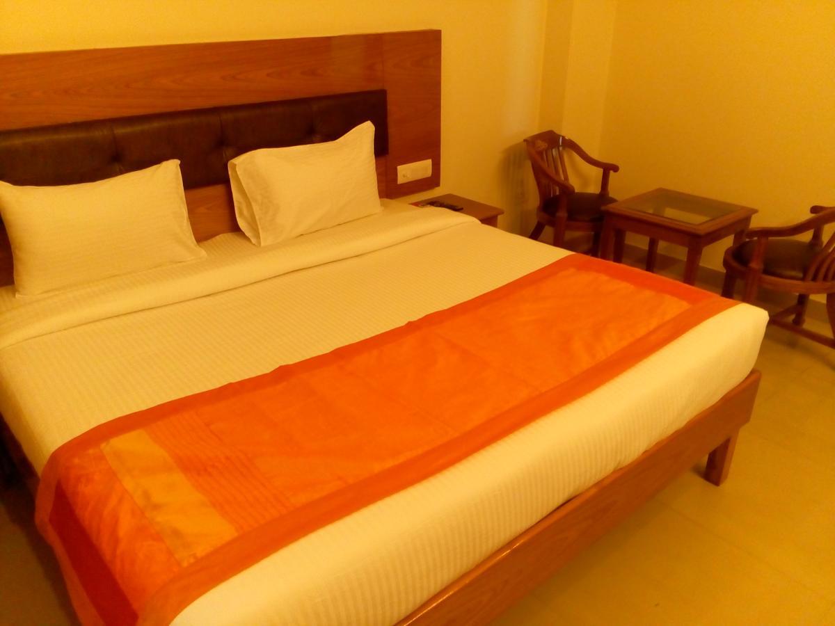 Red Carpet Hotels โนอิดา ภายนอก รูปภาพ