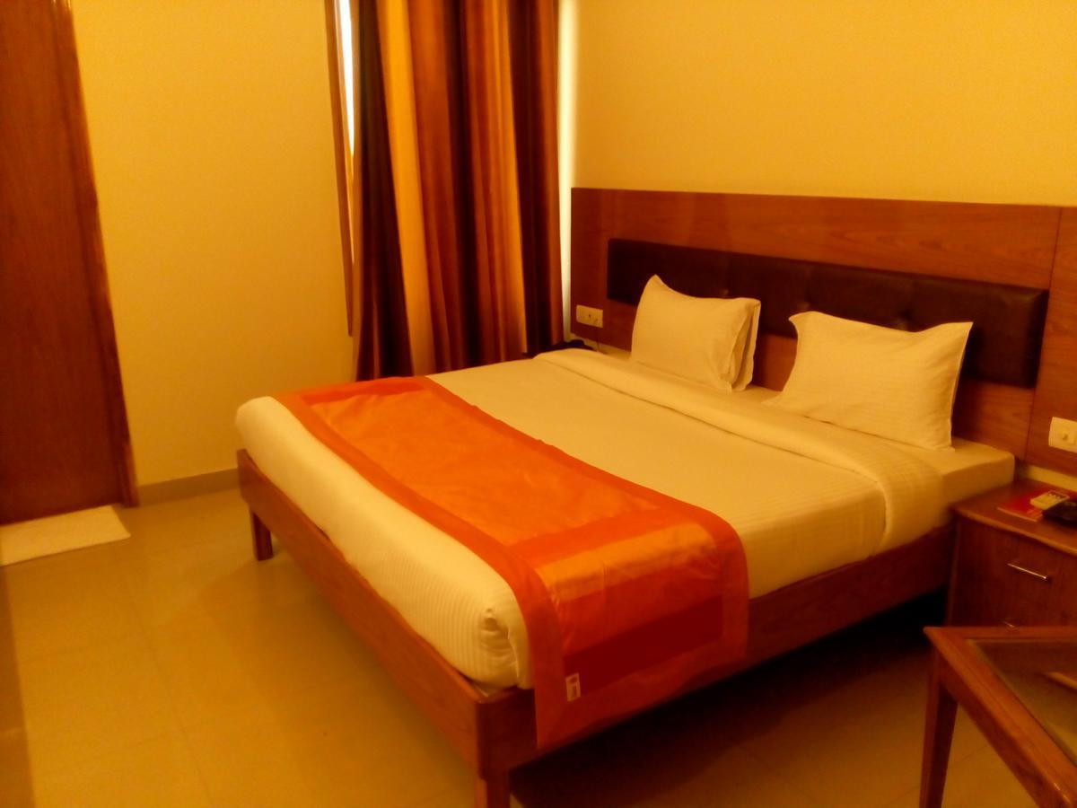 Red Carpet Hotels โนอิดา ภายนอก รูปภาพ