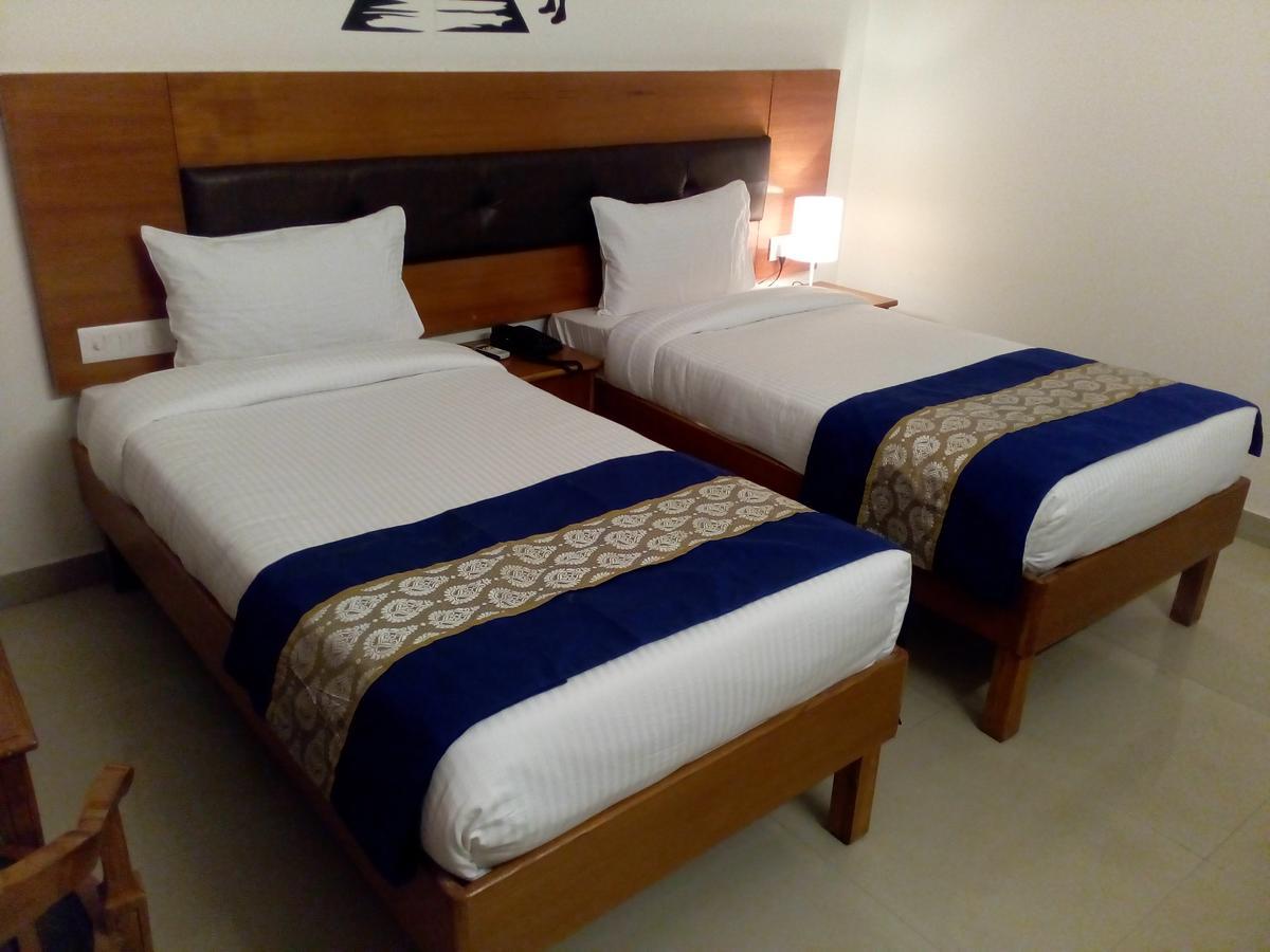 Red Carpet Hotels โนอิดา ภายนอก รูปภาพ