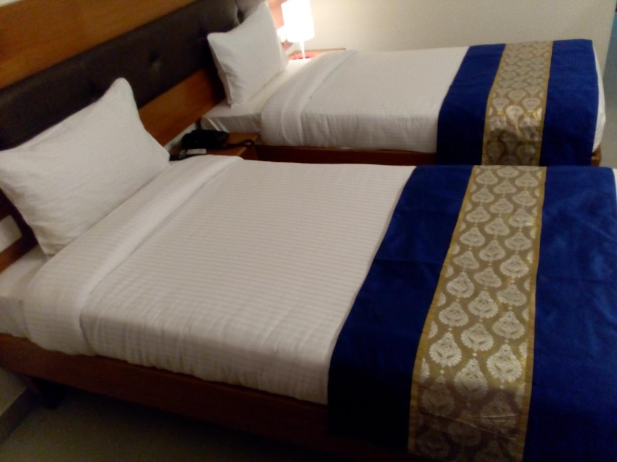 Red Carpet Hotels โนอิดา ภายนอก รูปภาพ